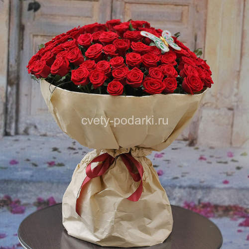 Букет 101 роза с бабочкой